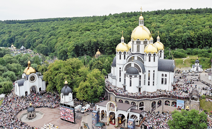 Зарваниця приймає прочан. Фото автора